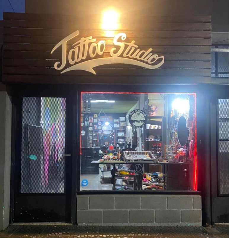 Frente del local de PARA LA OTRA VIDA Tattoo Studio de noche, en Platanos, Berazategui